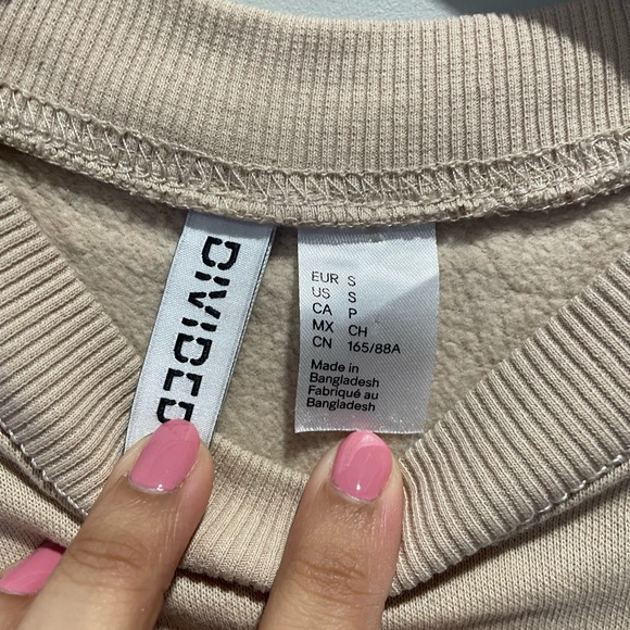 H&M Divided // Beige Crewneck Sweater - Picture 2 of 3